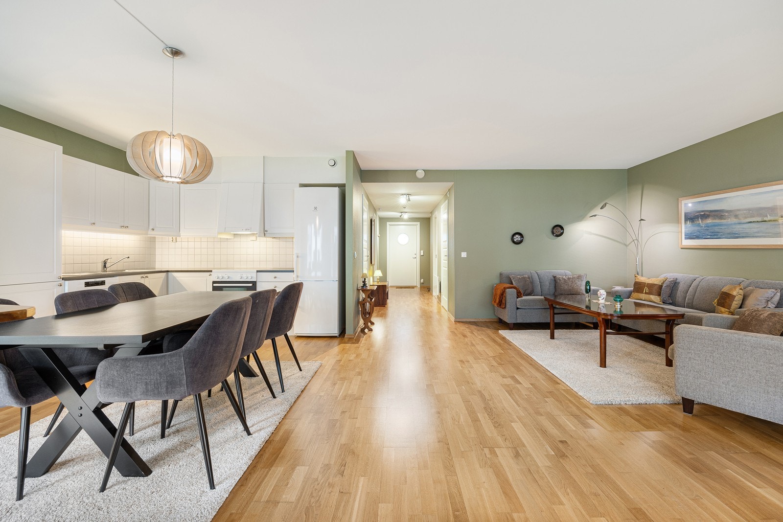 Kjøkkenet er utstyrt med ventilator, benkestikk og opplegg for oppvaskmaskin. Foto: Svein Michaelsen. Galleribilde