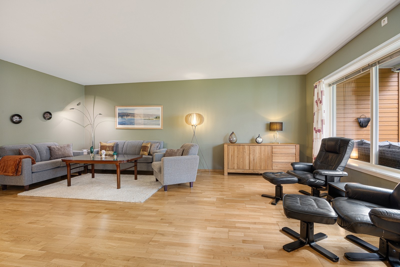 De grønnmalte veggene i allrommet fremhever det gylne parkettgulvet, og dagslyset strømmer inn via store vinduer i to himmelretninger. Galleribilde