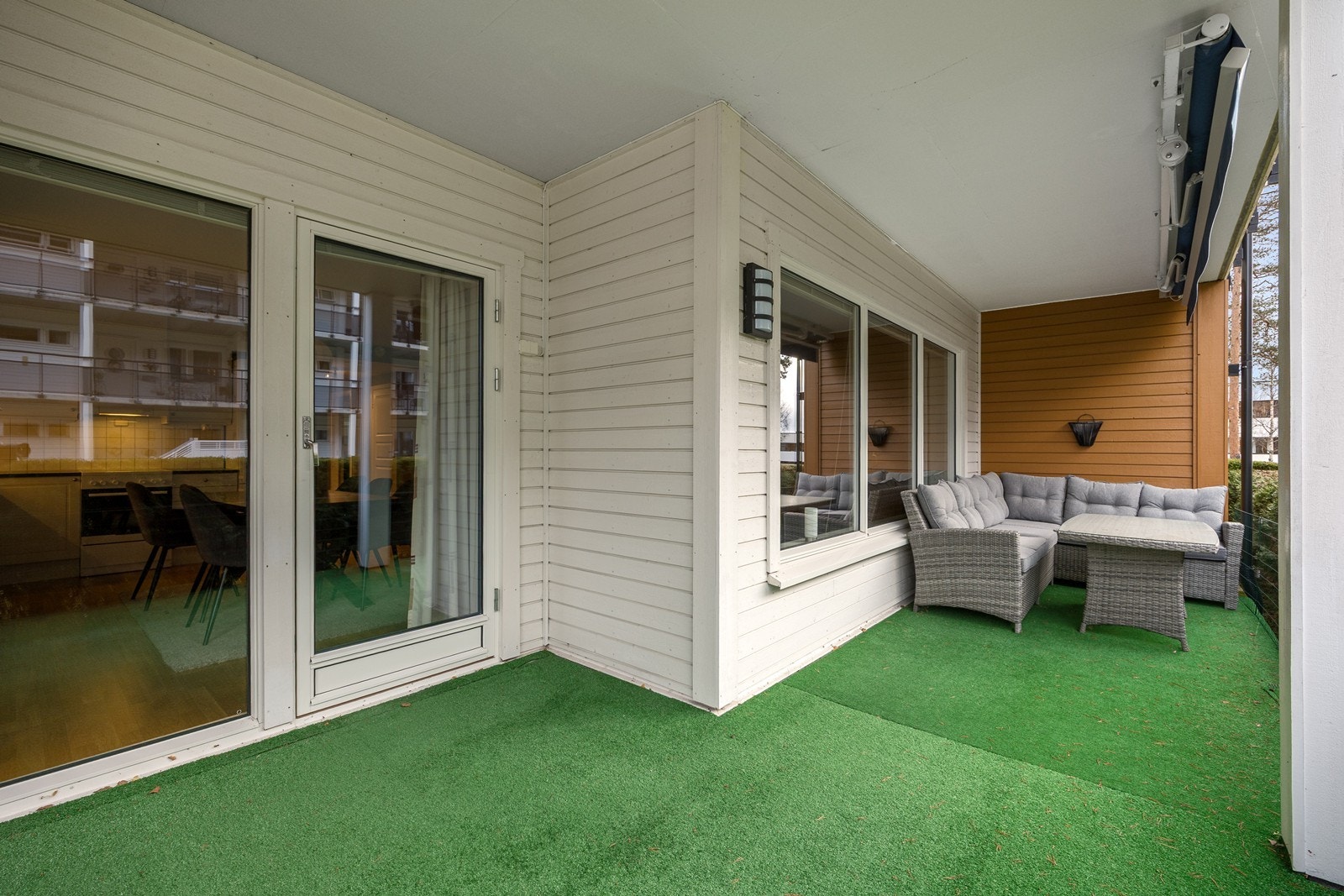 Fra allrommet er det utgang til en vestvendt, overbygd markterrasse på ca. 19 kvm. Markterrassen har en vintergrønn hekk i front og elektrisk markise. Galleribilde