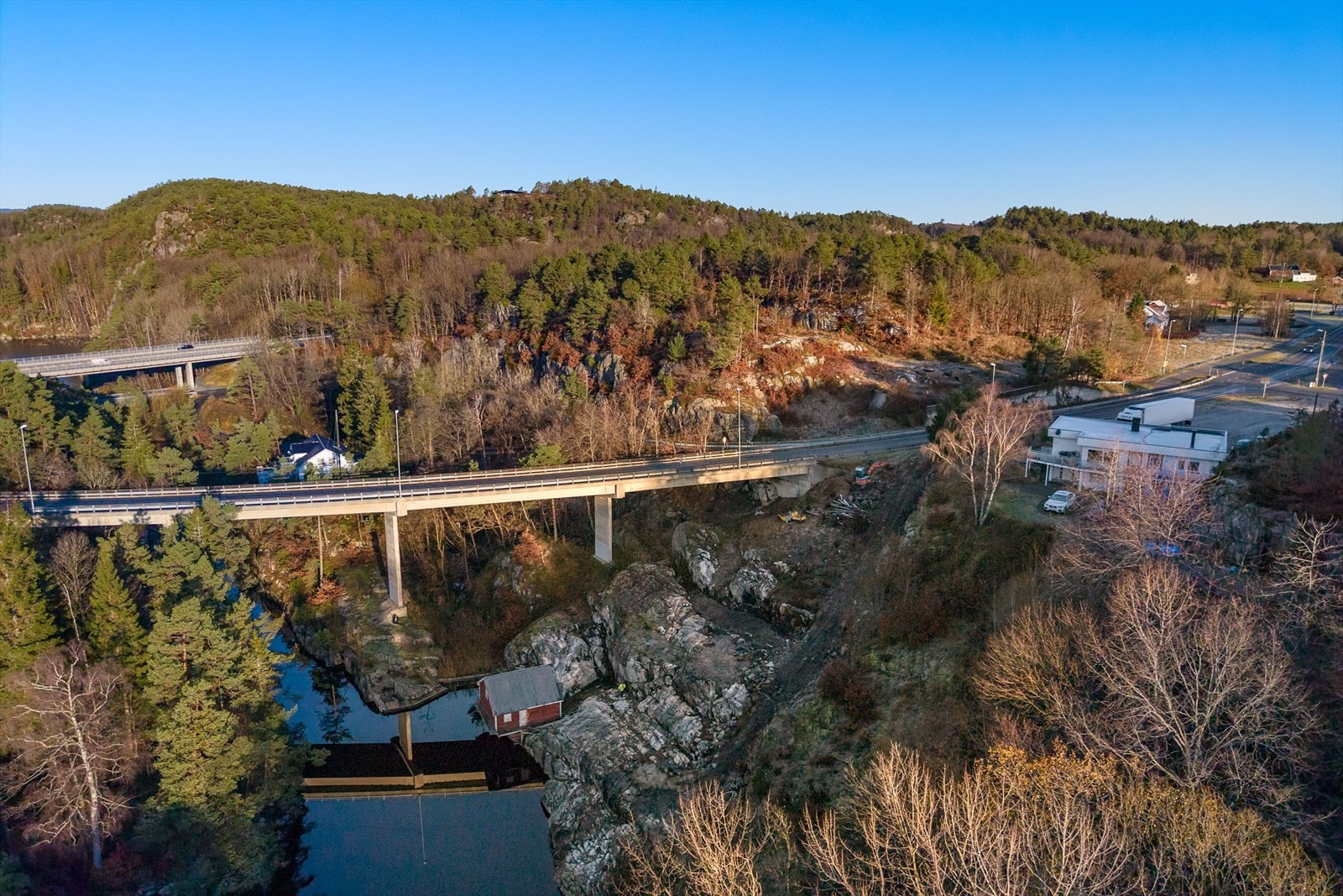 En smal stripe av eiendommen grenser ut mot Reddalskanalen Galleribilde