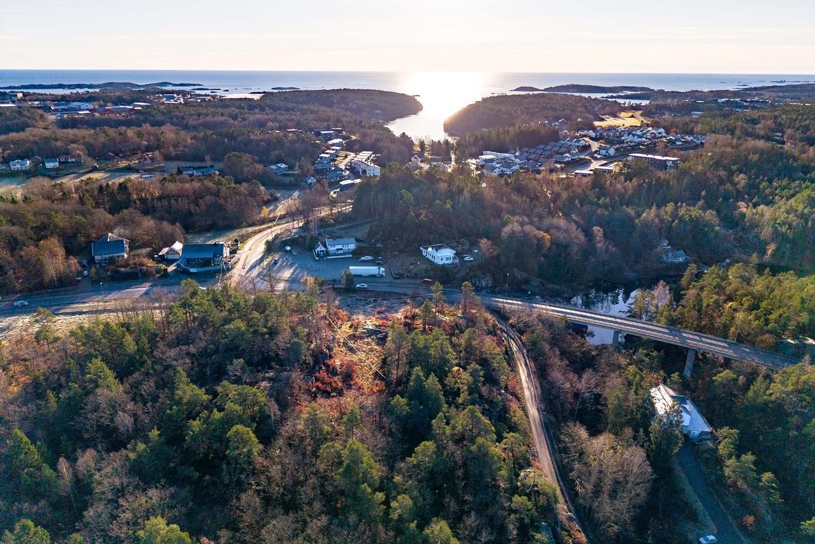 Dronebilde mot Morvigfjorden og Kjæråsen Galleribilde