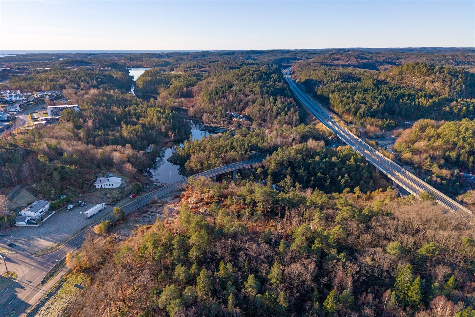 Nedenfor tomten ser man Reddalskanalen Galleribilde