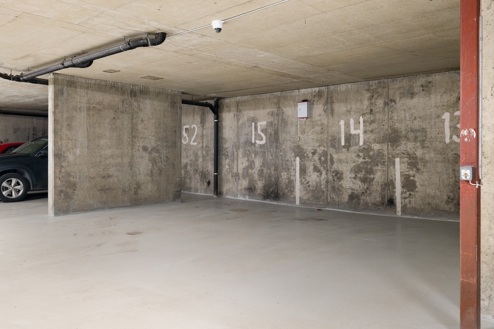 Fast p-plass i kjeller medfølger leiligheten. I tillegg har man separat bod på 7m² i kjeller. Galleribilde