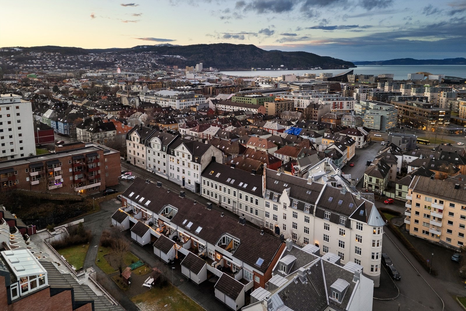 Møllenberg er et meget sentralt og svært attraktivt boligområde med alt du trenger av fasiliteter i umiddelbar nærhet. Galleribilde