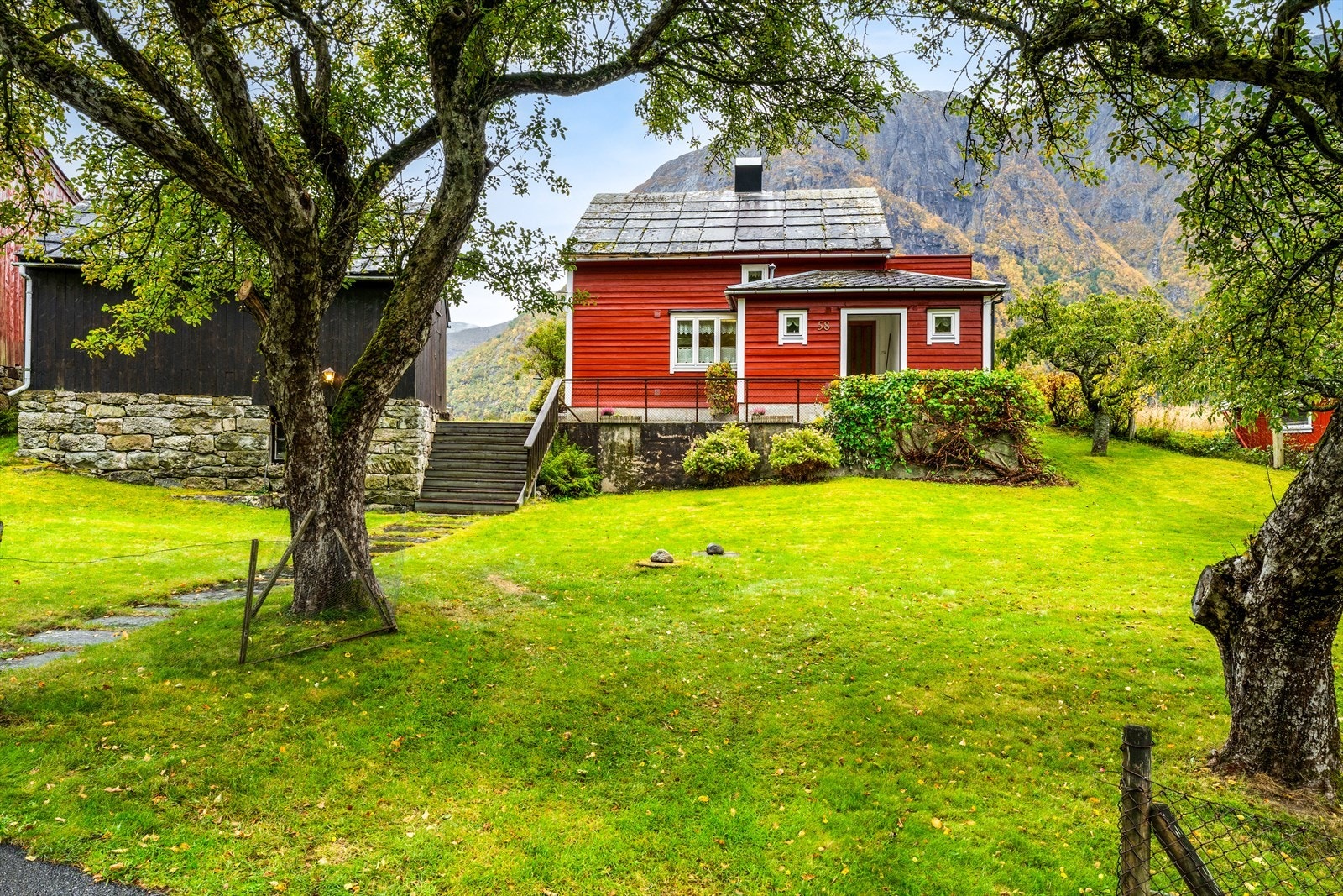 En idyllisk eiendom beliggende i rolige og naturskjønne omgivelser i Eidfjord kommune. Galleribilde
