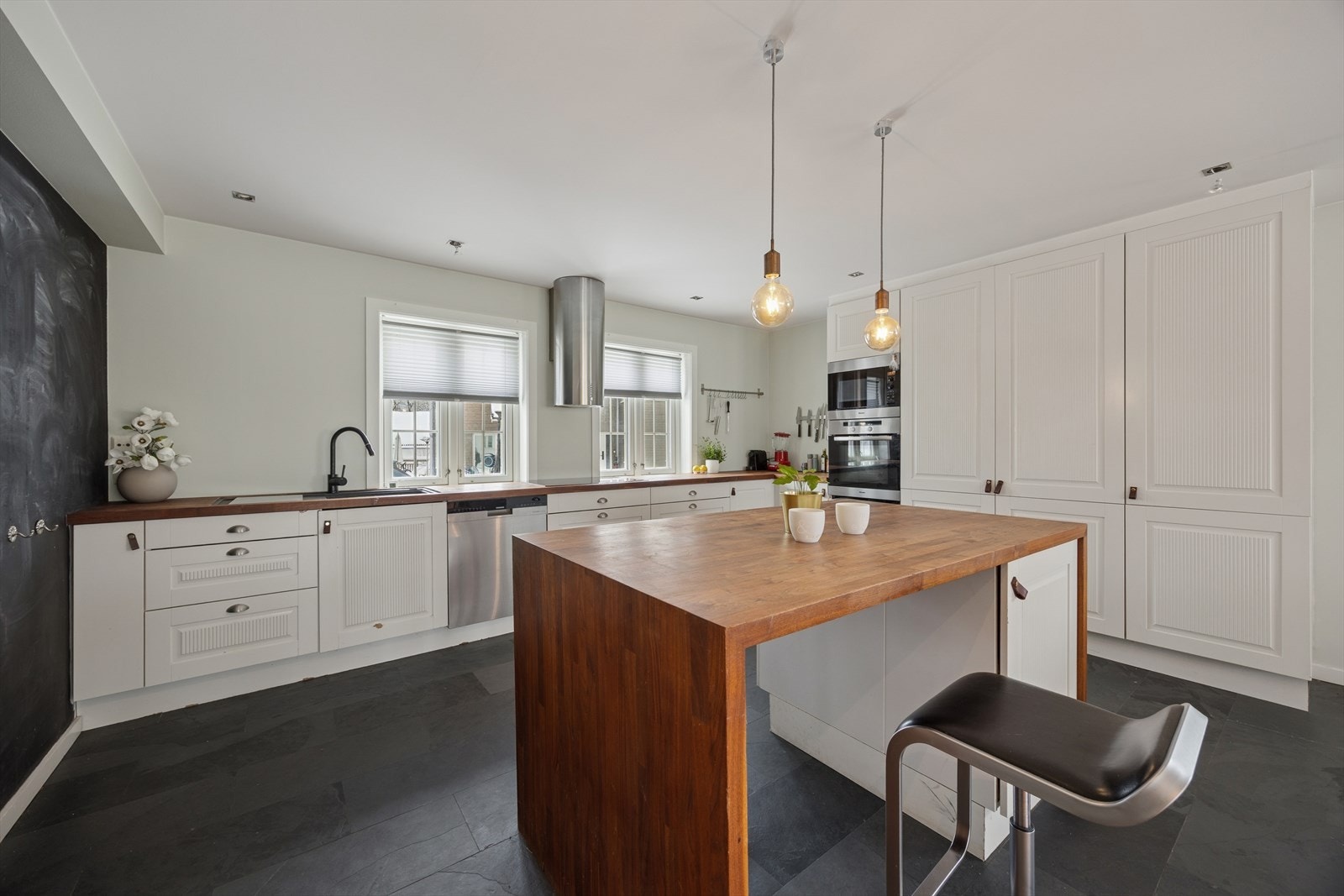 Benkeplaten i heltre gir kjøkkenet et solid og tidløst preg. Galleribilde