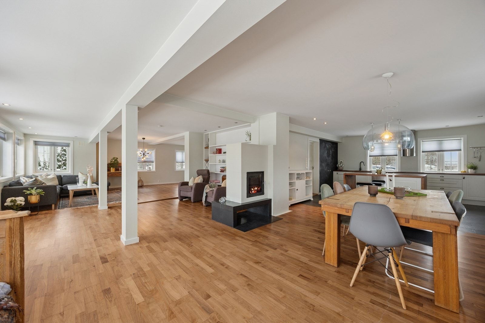 Første etasje har en åpen og sosial planløsning der stue og spiseplass glir over i hverandre. Galleribilde