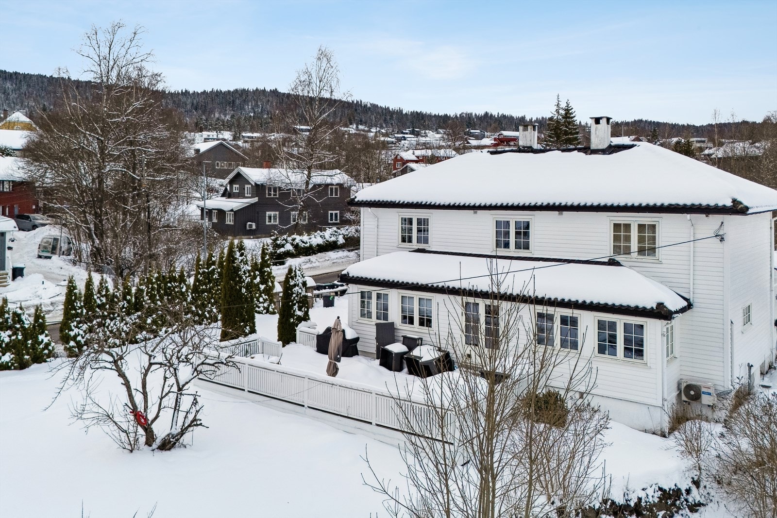 Fra stuen er det utgang til en stor terrasse på ca. 46 m². Galleribilde