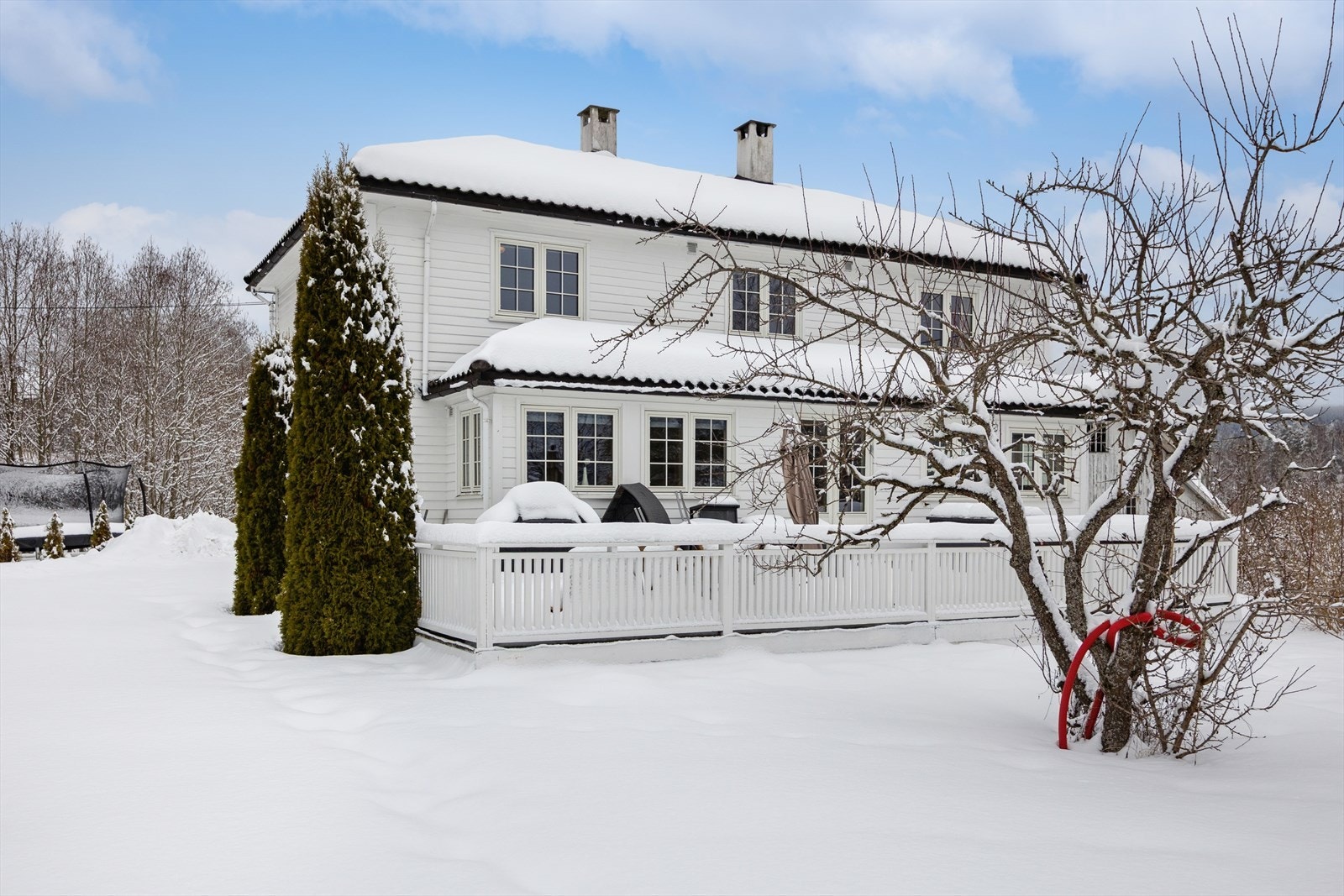 Tomten er pent opparbeidet med plen og beplantning. Galleribilde