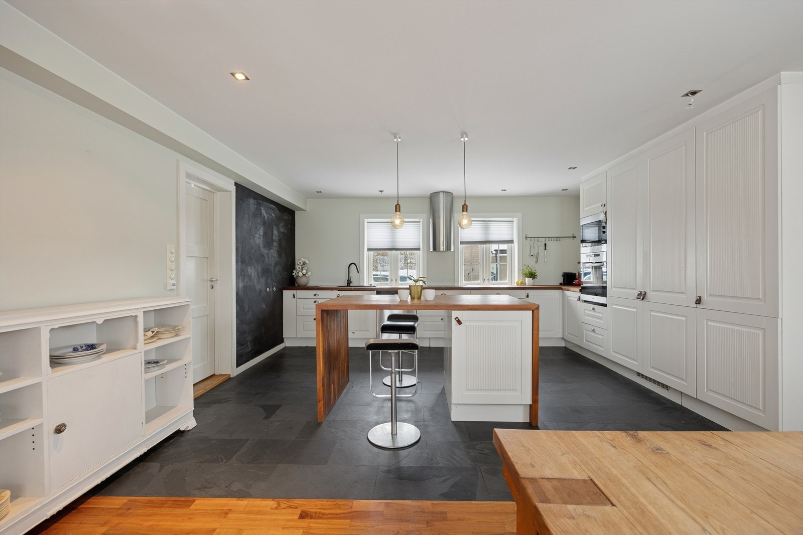 Kjøkkenet har en pen innredning med profilerte fronter og en praktisk kjøkkenøy med barløsning. Galleribilde