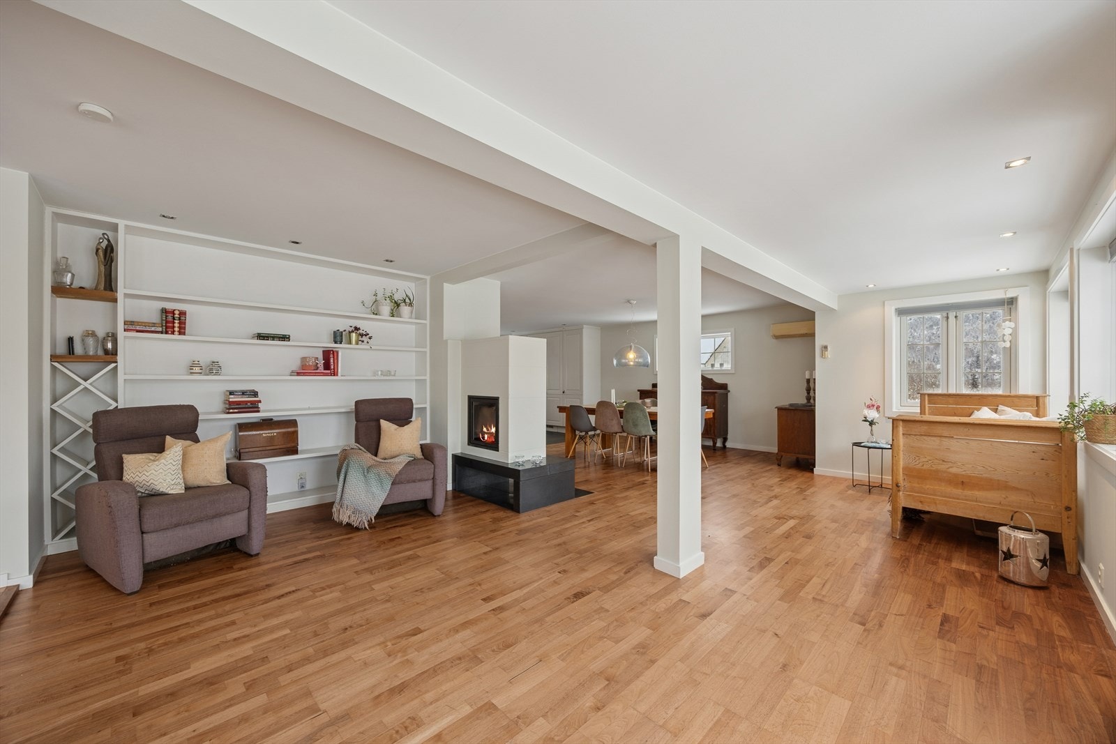 Den sentralt plasserte peisen med innsats fra 2008 gir en lun atmosfære i rommet. Galleribilde