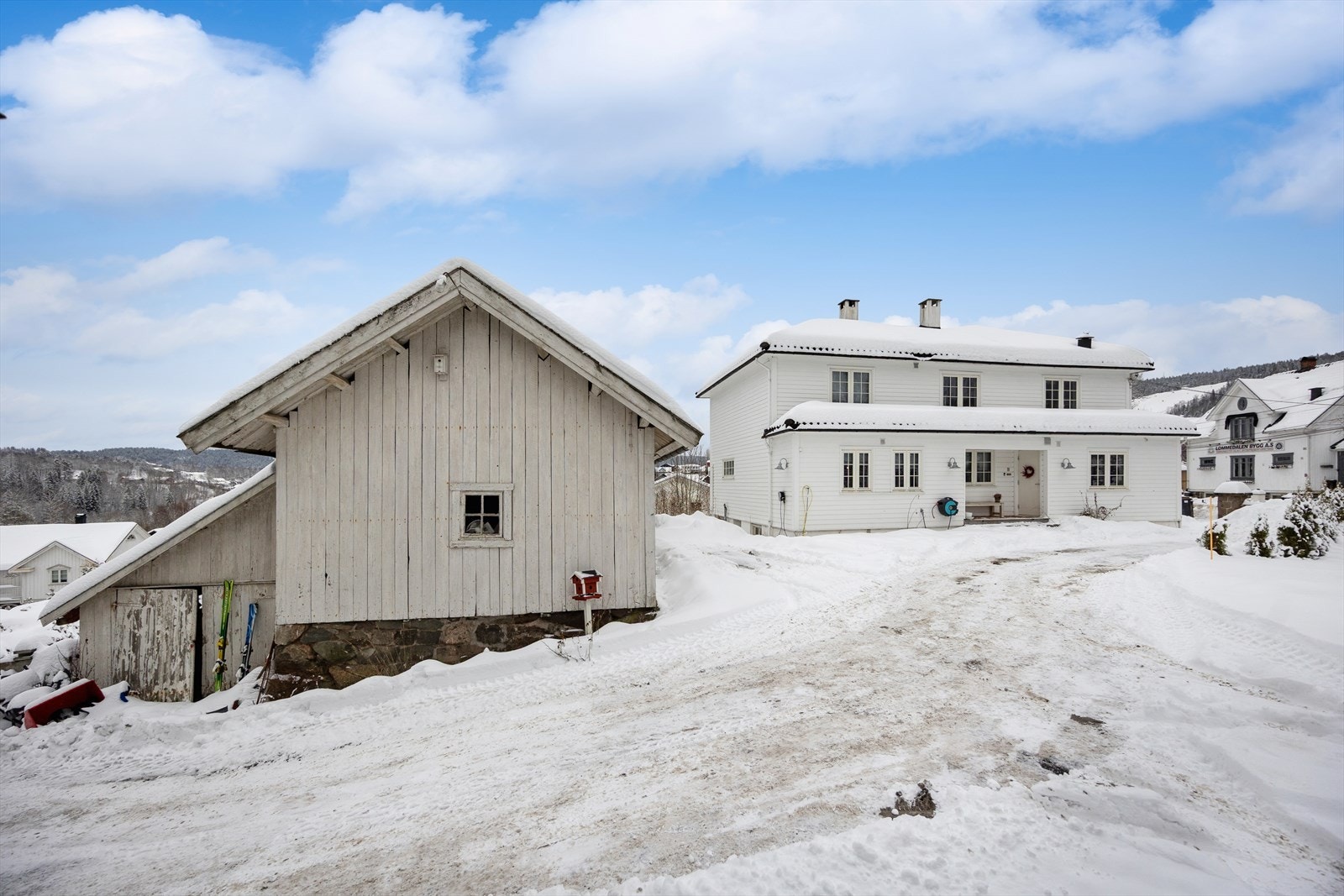 Eiendommen har en frittstående garasje på 40 m² med god lagringsplass. Galleribilde