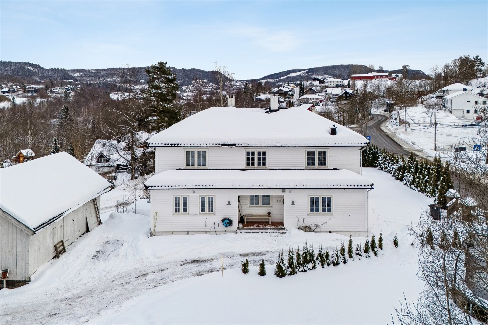 Tomten er på 1 192 kvm. Tomten er pent opparbeidet med plen, beplantning og innkjørsel, og fremstår som velholdt. Galleribilde