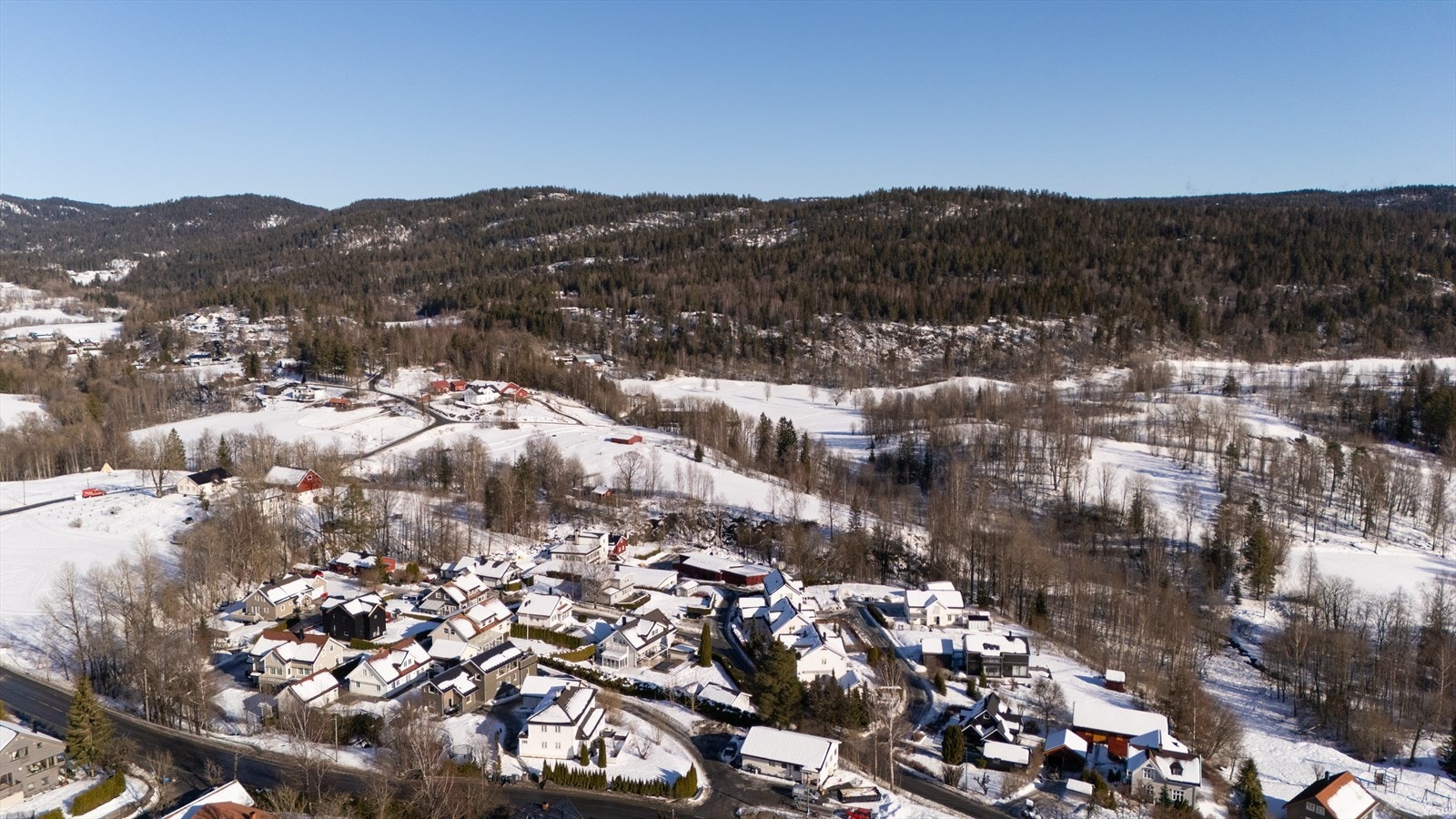 Boligen sogner til Lommedalen barneskole, med en trygg og lite trafikkert skolevei. Mølladammen ungdomsskole og flere barnehager ligger ellers rett i nærheten. Et populært og trivelig boligområde for barnefamilier! Galleribilde