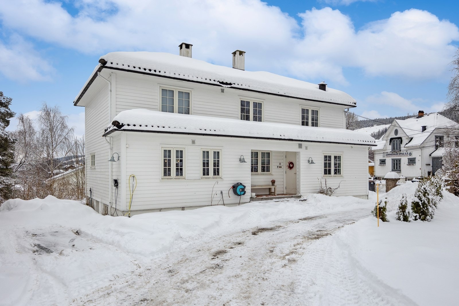 Lommedalsveien 325A er en innholdsrik enebolig fra 1978, fordelt over to plan. Boligen gjennomgikk en betydelig innvendig oppgradering i 2008, hvor blant annet begge bad, det elektriske anlegget, alle rør og de fleste overflater og vinduer ble fornyet. Galleribilde