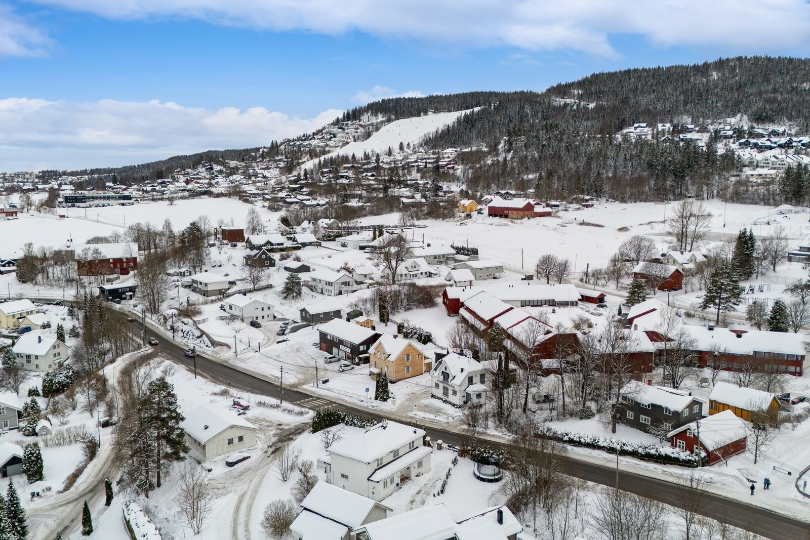 Eiendommen har en attraktiv og barnevennlig beliggenhet, med marka og idrettsanlegg som nærmeste nabo. Galleribilde