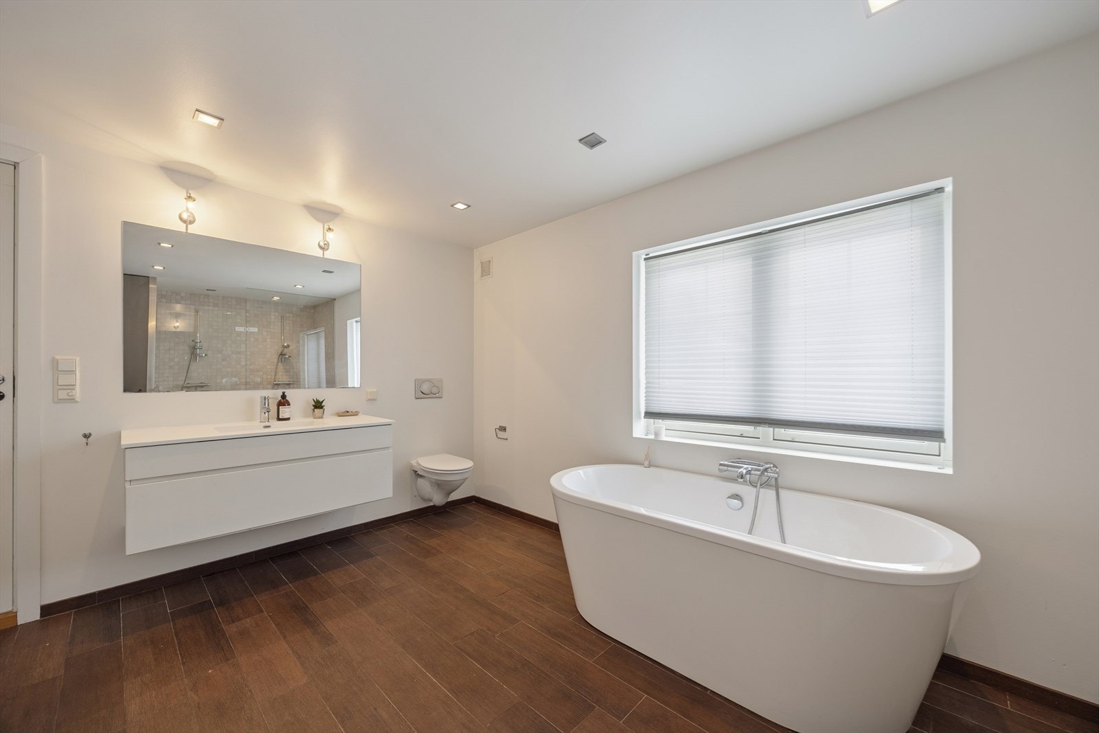 Det store badet i andre etasje ble modernisert i 2008 og er innredet med et frittstående badekar. Galleribilde