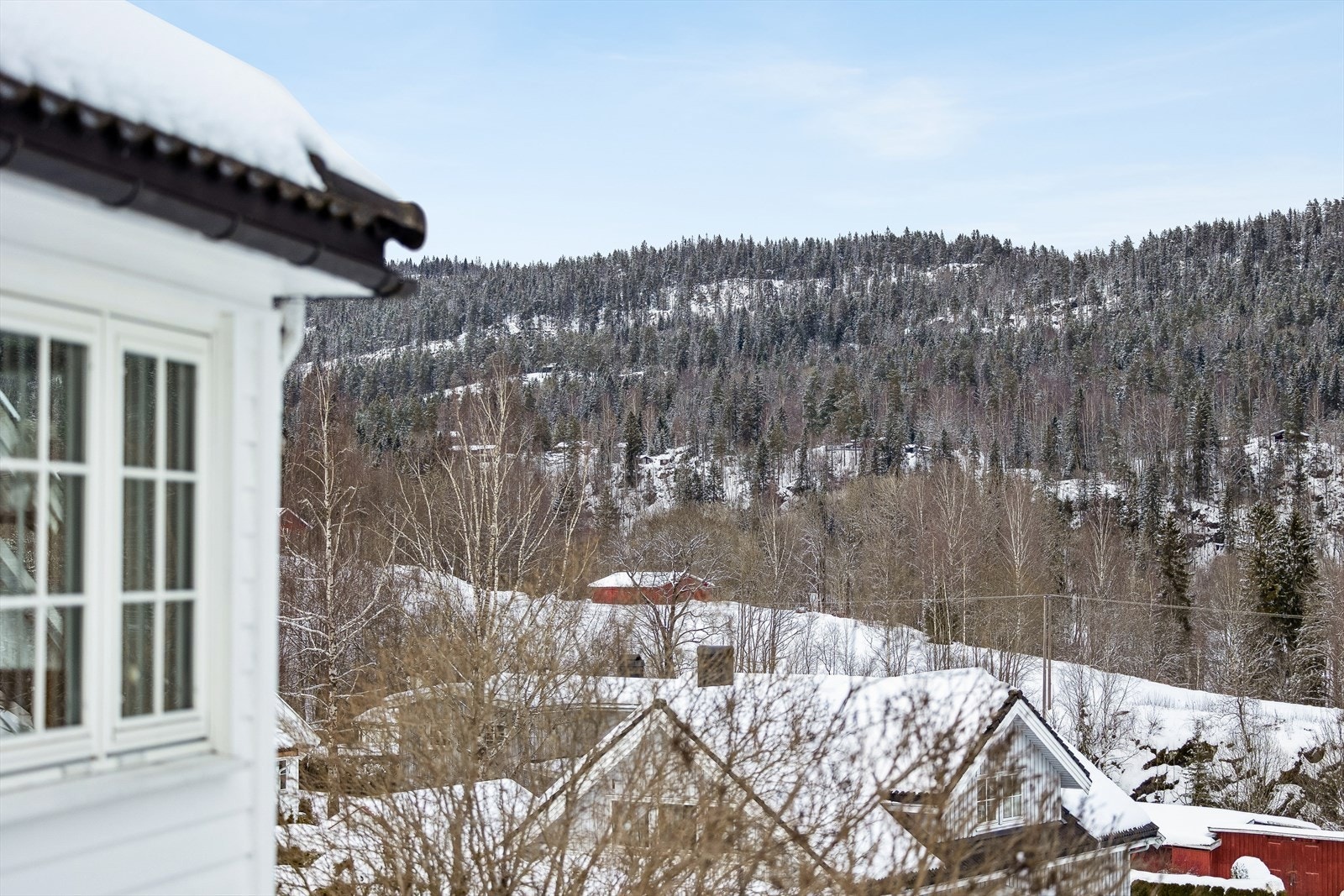 Fra eiendommen er det kort vei til marka, med flotte turmuligheter sommer som vinter. Galleribilde