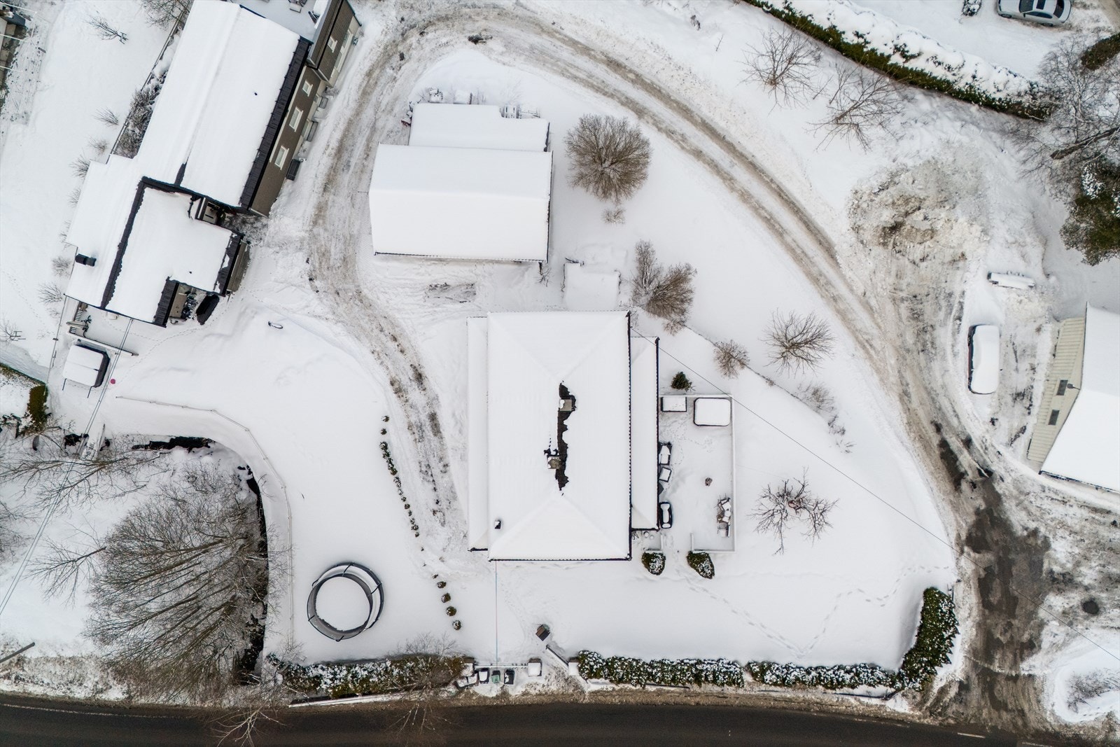 Boligen ligger på en romslig tomt i et populært og trivelig boligområde for barnefamilier. Galleribilde