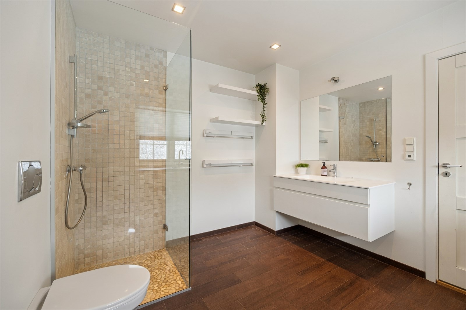 Kombinert bad og vaskerom i første etasje, oppusset i 2008. Galleribilde