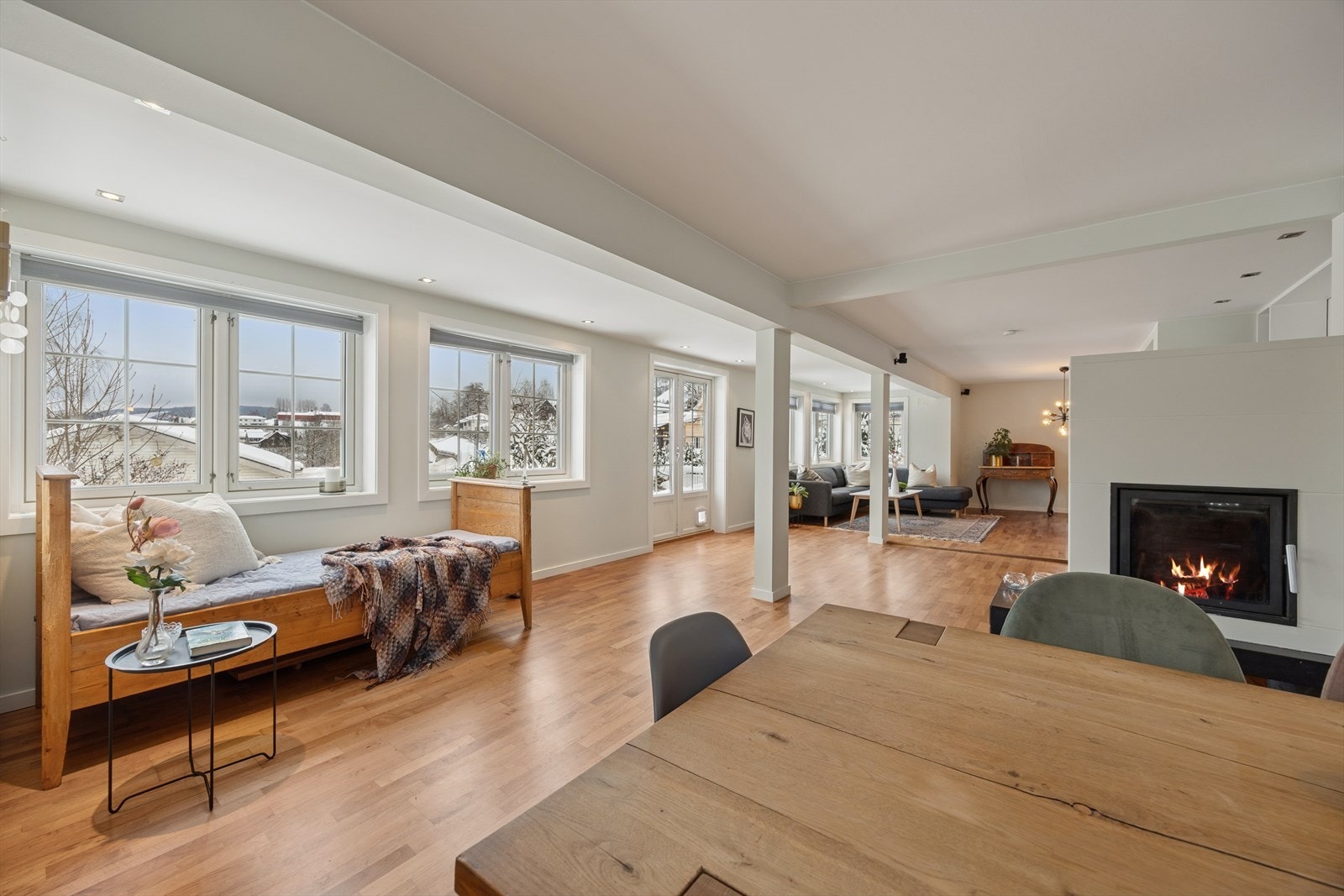 Spiseplassen binder sammen kjøkkenet og stuen, og har direkte utgang til terrassen. Galleribilde