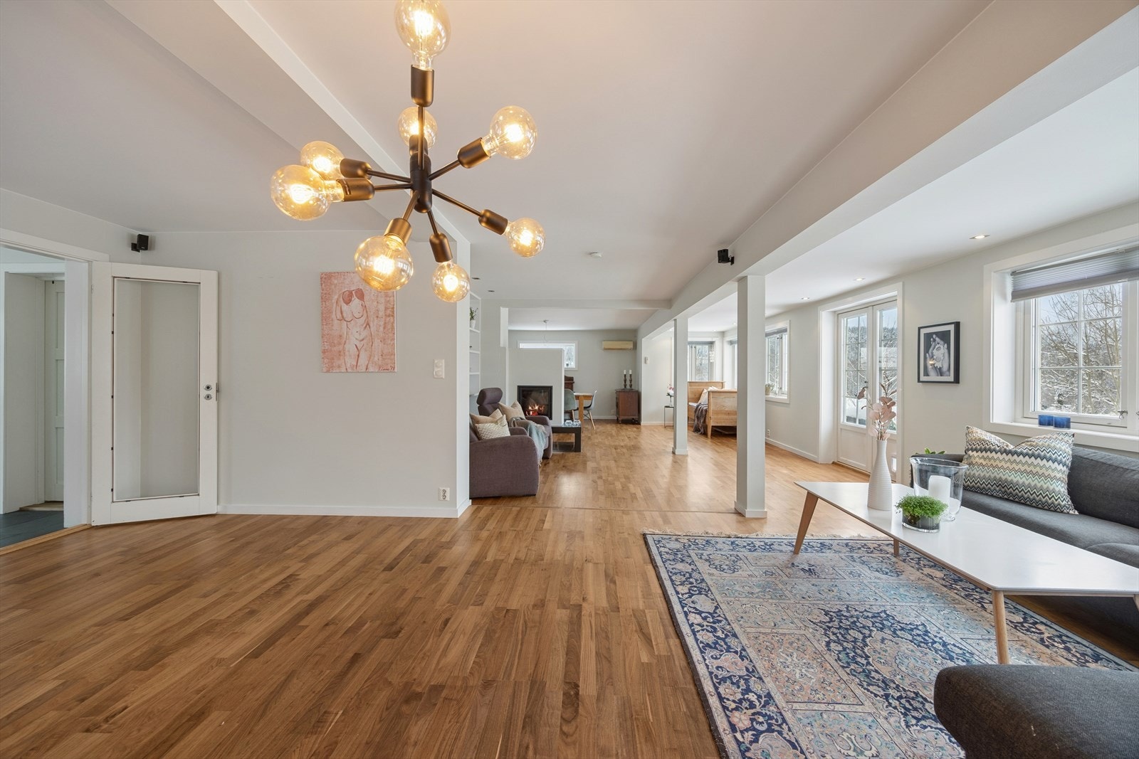 Første etasje er et sosialt samlingspunkt med god plass til både sofagruppe og spisebord. Galleribilde