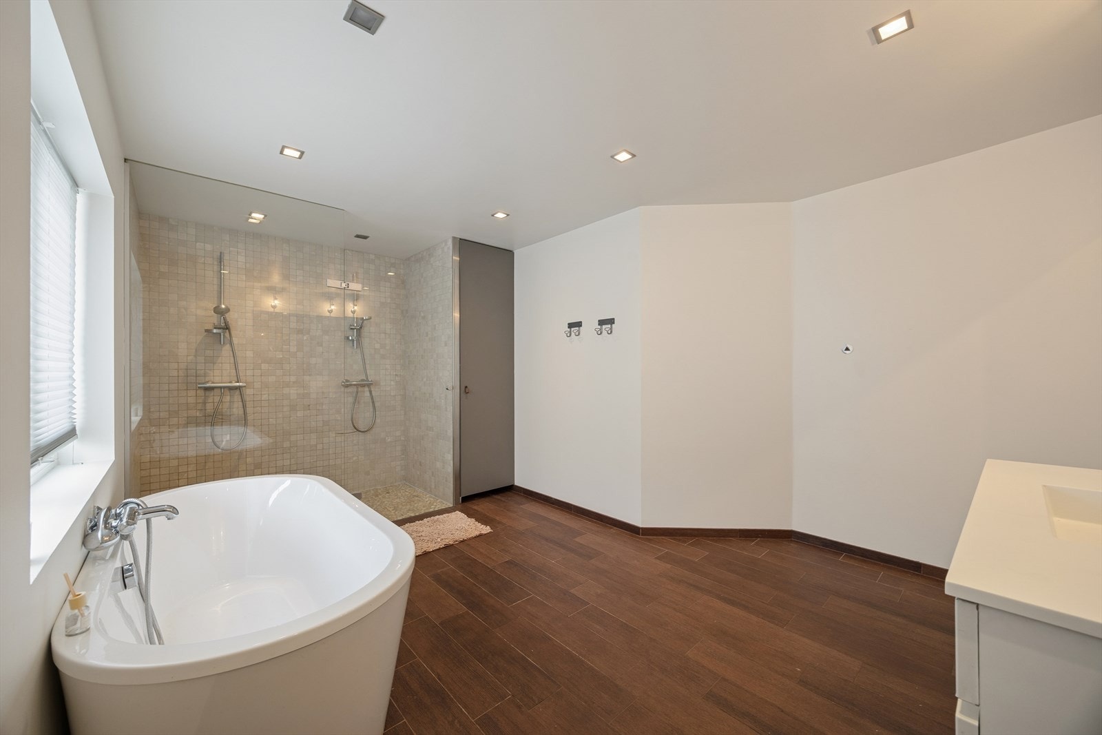 I tillegg har badet en dusjnisje med dobbel dusj og elektriske varmekabler i gulvet. Galleribilde