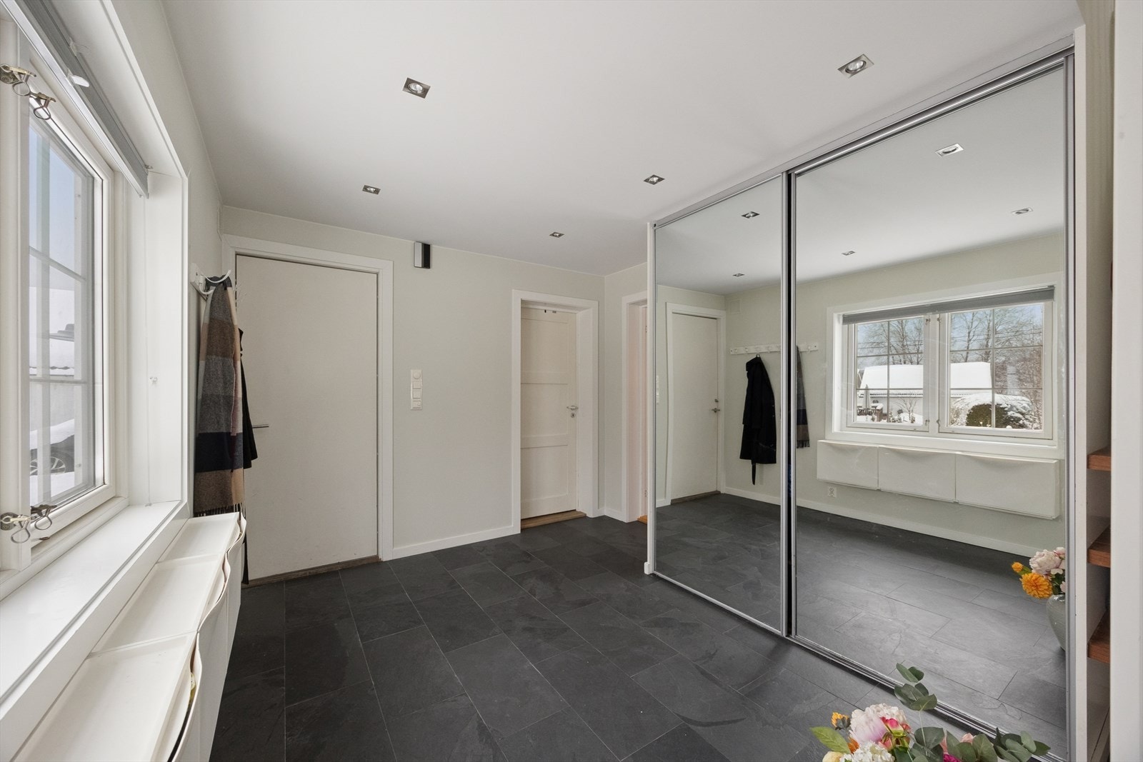 Fra hallen er det inngang til bad/vaskerom og videre inn til stuen. Galleribilde