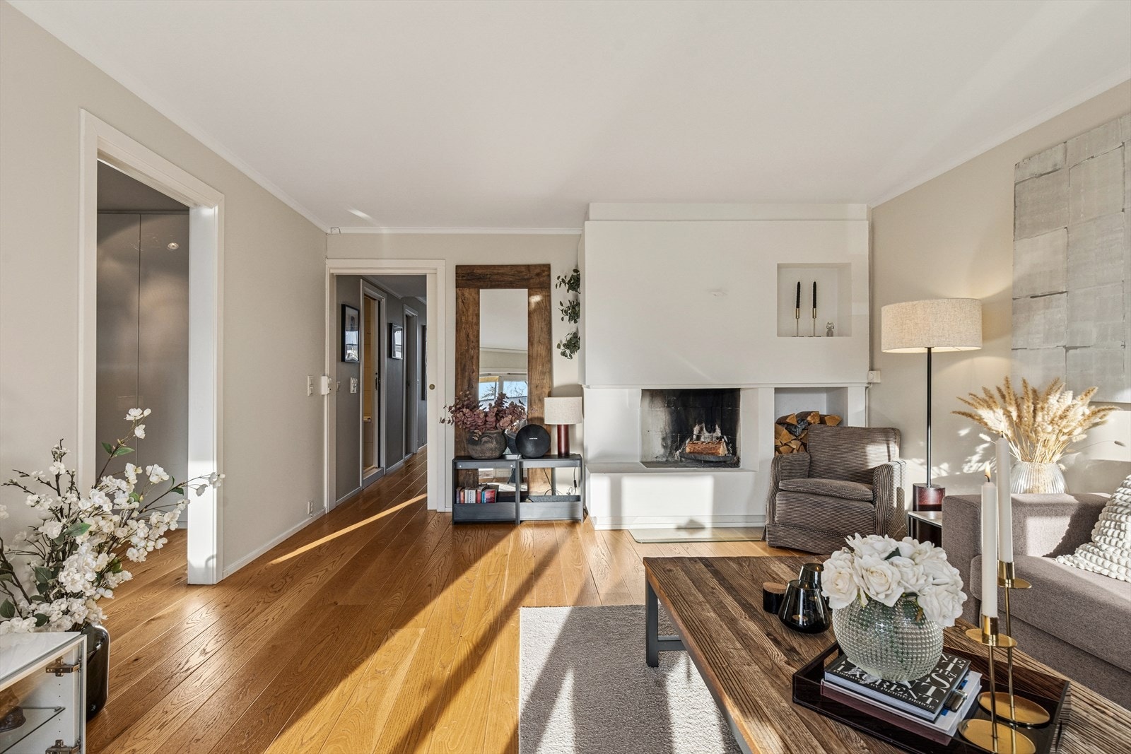 Gjennomgående enstavs parkett binder sammen oppholdsrommene og skaper en helhetlig atmosfære. Galleribilde