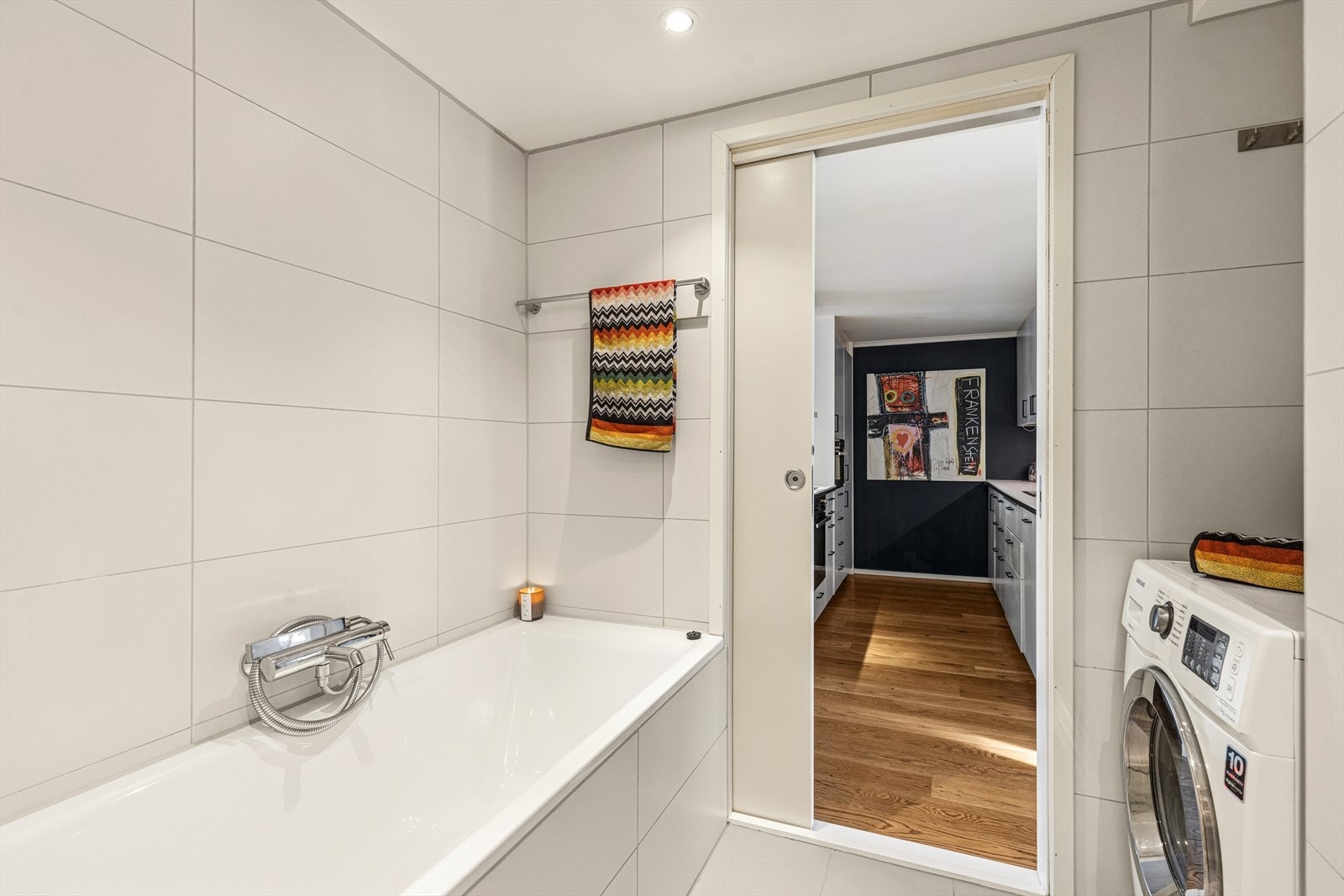 Det er opplegg for vaskemaskin og gulvvarme. Galleribilde