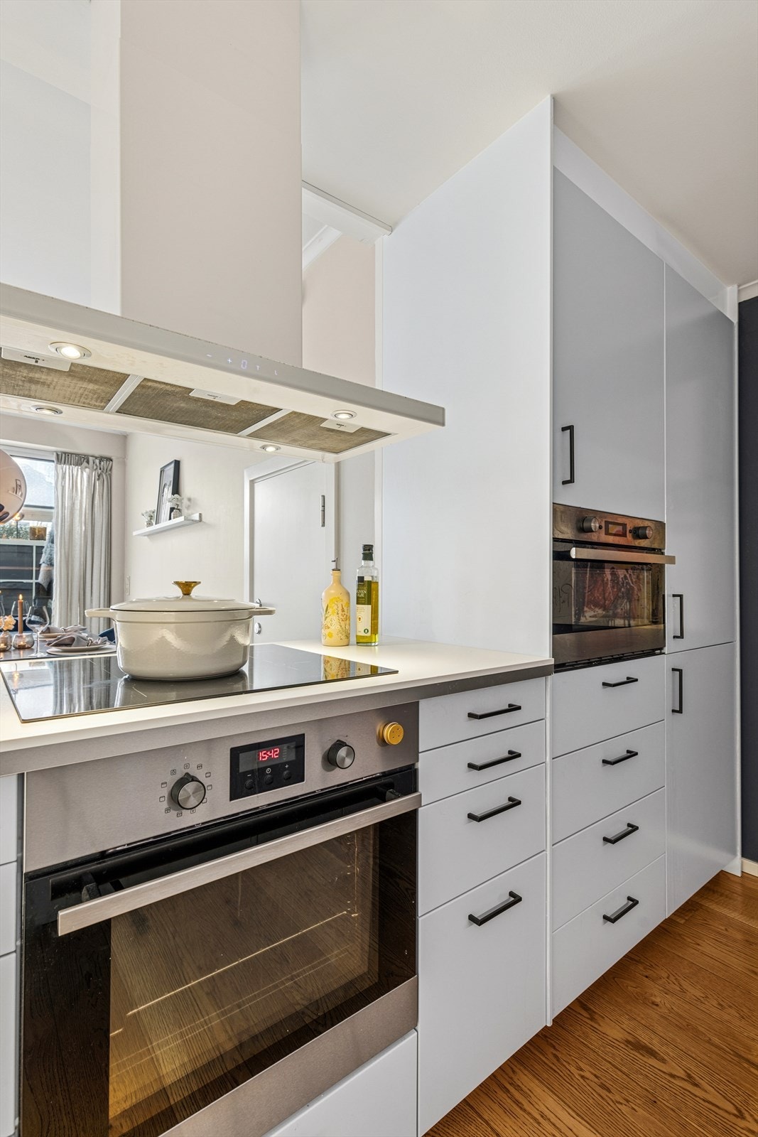 Innredningen har integrert kjøleskap med fryser, komfyr, induksjonstopp, mikrobølgeovn og oppvaskmaskin. Galleribilde