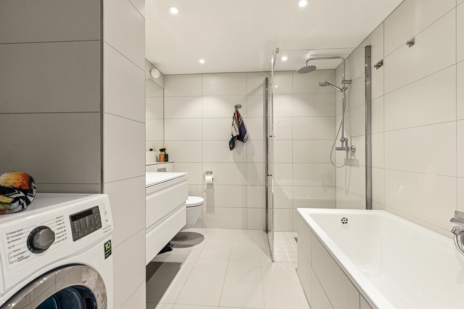 Badet ble pusset opp i 2014 og er helfliset. Rommet er utstyrt med servant med servantskap, vegghengt toalett med skjult sisterne, et flislagt badekar og en hjørnedusj med glassdører. Galleribilde