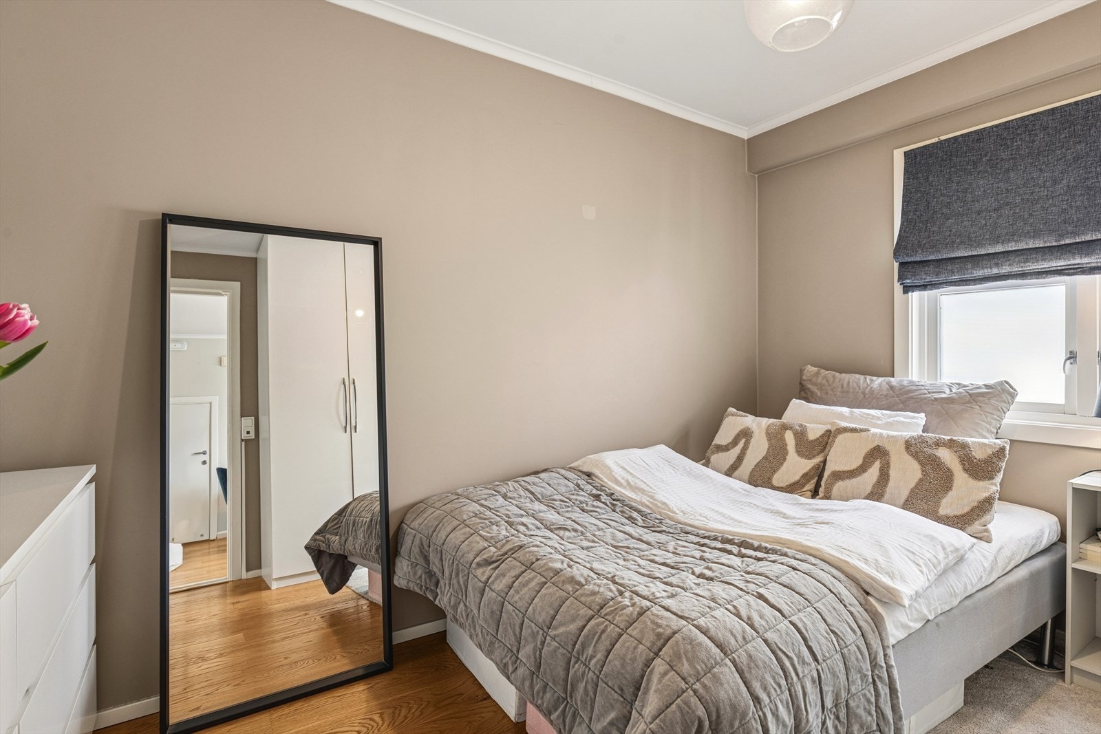 Det andre soverommet egner seg godt som barnerom, gjesterom eller kontor. Galleribilde