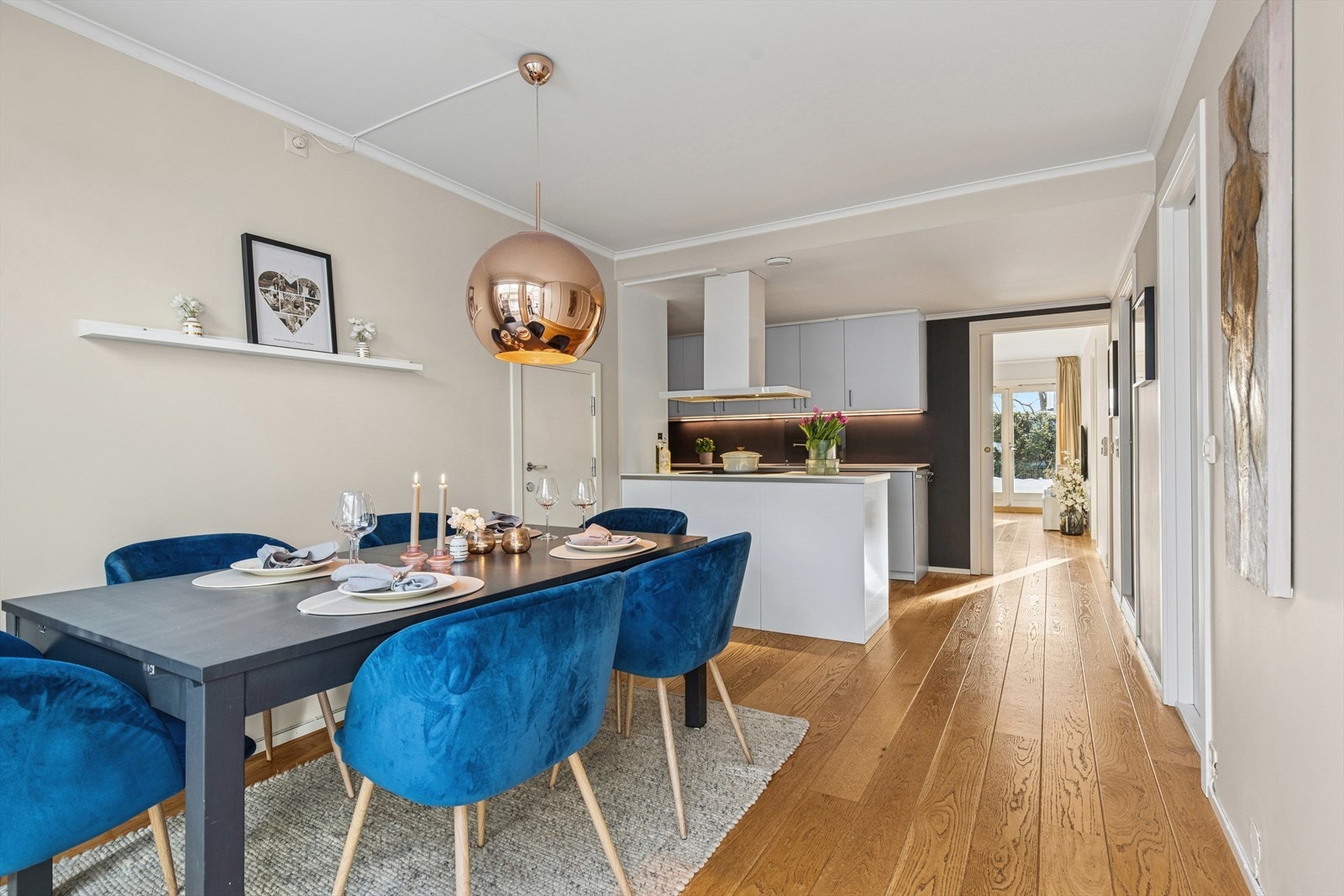 Spiseplassen er en naturlig forlengelse av kjøkkenet, med plass til hyggelige måltider. Galleribilde