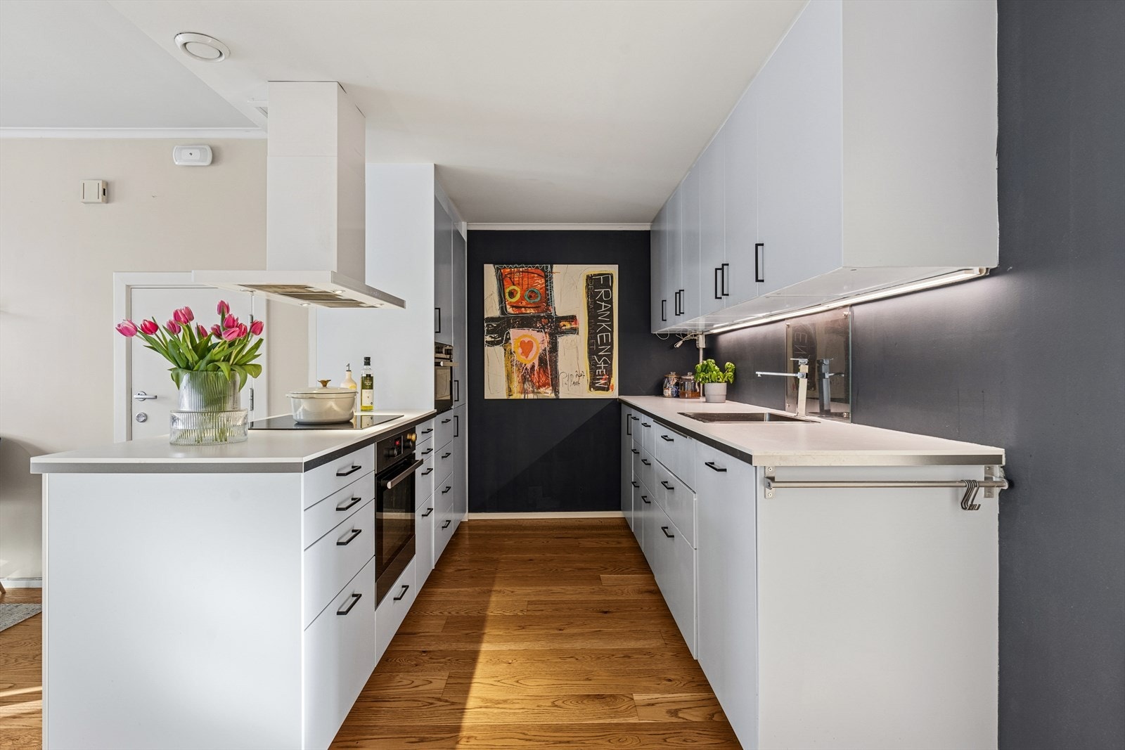 Kjøkkenet har en moderne, gråmalt innredning med glatte fronter fra 2013. Galleribilde