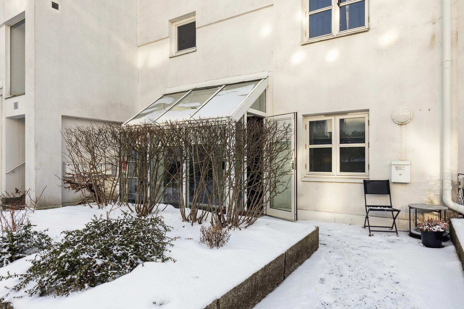 Leiligheten har egen, privat inngang fra et pent opparbeidet gårdsrom. Trappefri adkomst Galleribilde