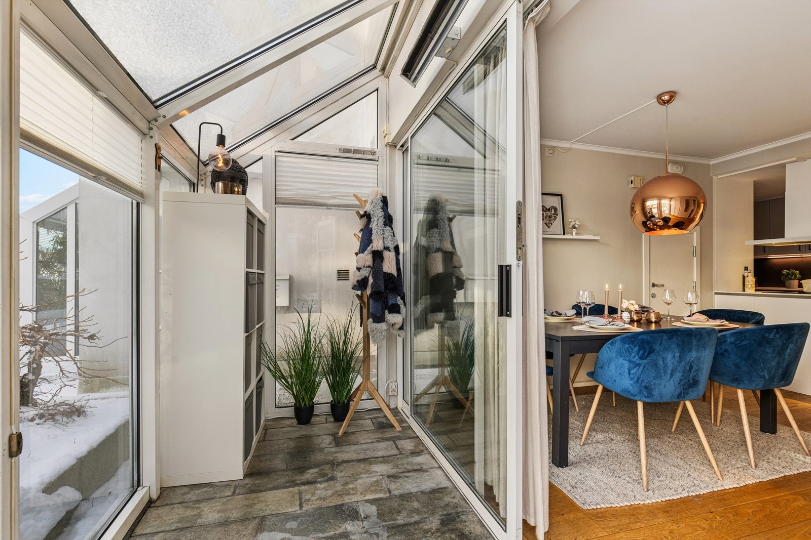 Her ønskes man velkommen inn via et innglasset vindfang. Inngangspartiet har slitesterke skiferheller med varmekabler i gulv. Galleribilde