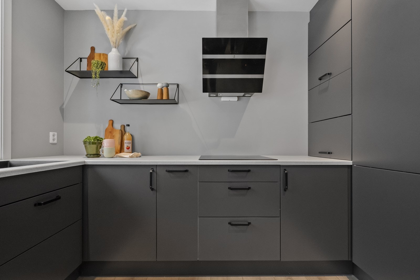 - Kjøkkenet inneholder integrerte hvitevarer som platetopp, stekeovn, mikro, oppvaskmaskin og kjøleskap - Galleribilde