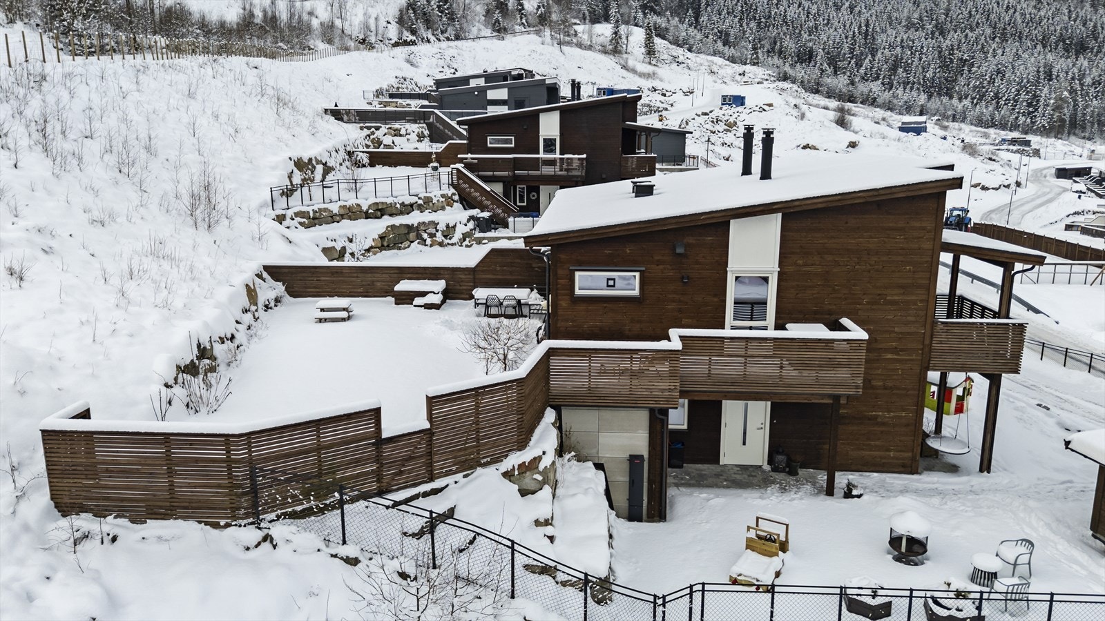 - Eiendommen har et stort uteområde på ca 102m2 som består av terrasse, plen og kjøkkenhage. Trappen er laget av naturstein for et rustikt uttrykk - Galleribilde