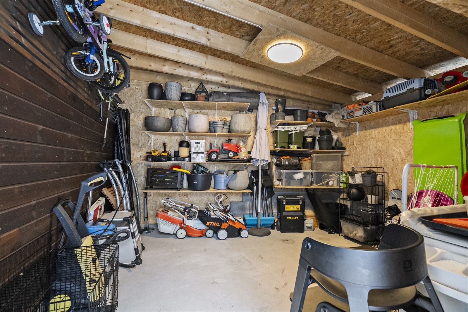 - Bod tilknyttet garasje er på ca 15m2. Her er rikelig oppbevaringsplass - Galleribilde