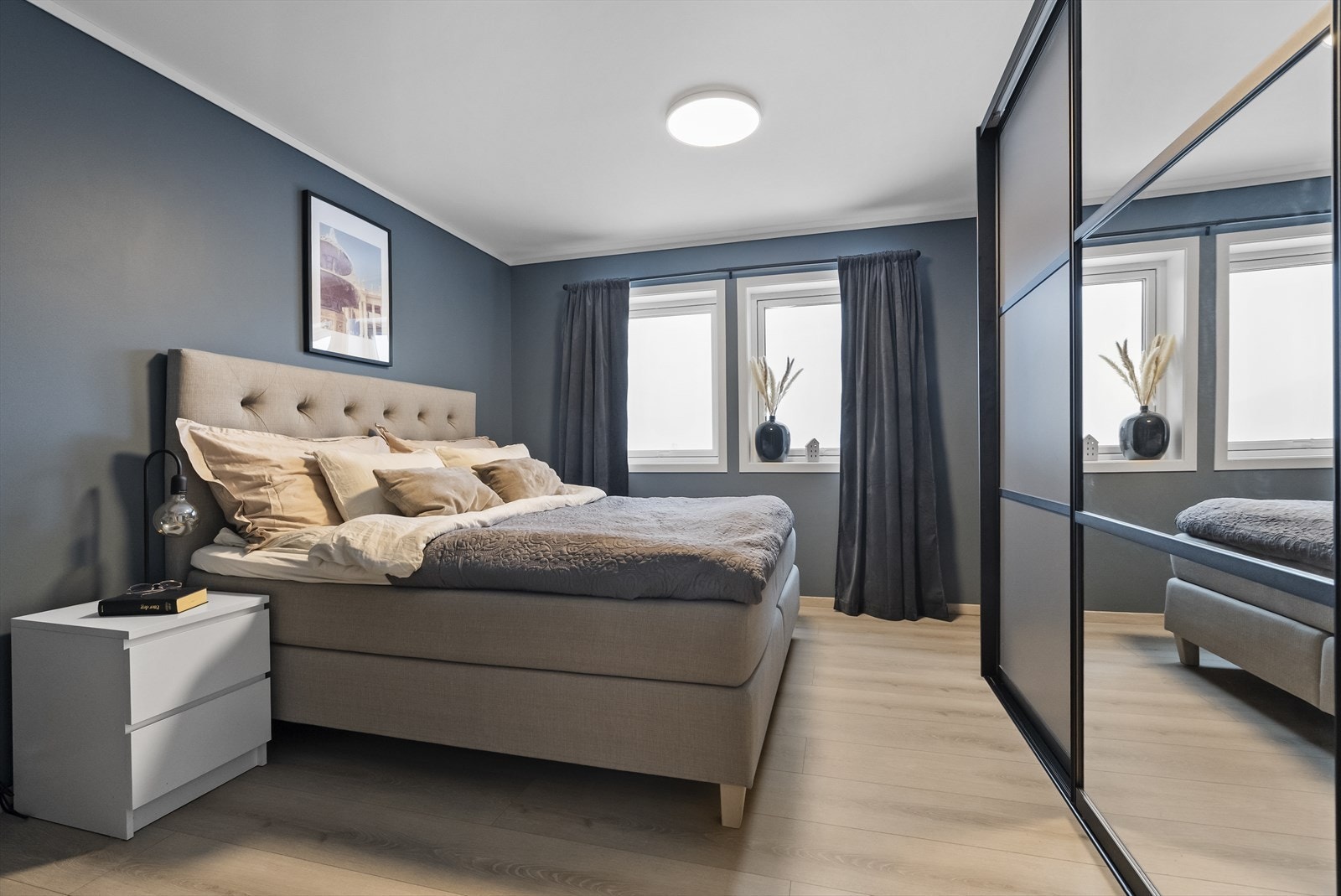 - Hovedsoverommet er på ca 13m2 og har god plass til innredning og klesoppbevaring - Galleribilde