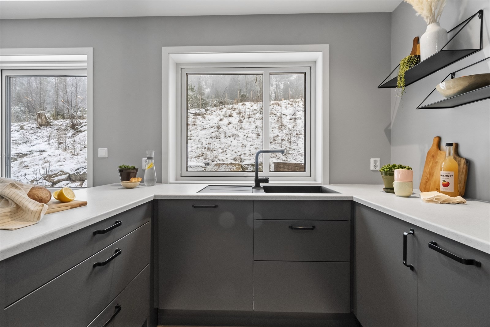 - Fra kjøkken er det utsikt til inngjerdet hage. Her kan man lage mat samtidig som man har full oversikt i hagen - Galleribilde