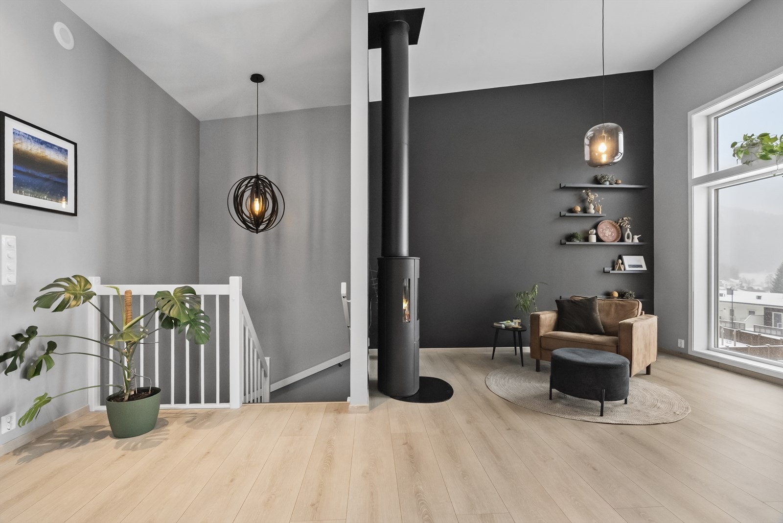 - Stuen har flere soner for møblering. Legg merke til den generøse takhøyden - Galleribilde