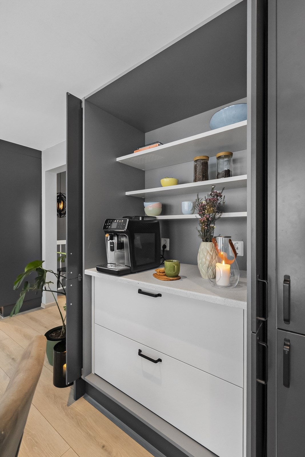 - Smart og stilren pocketløsning på kjøkkenet - lukk dørene og skap et ryddig, harmonisk uttrykk på sekunder - Galleribilde