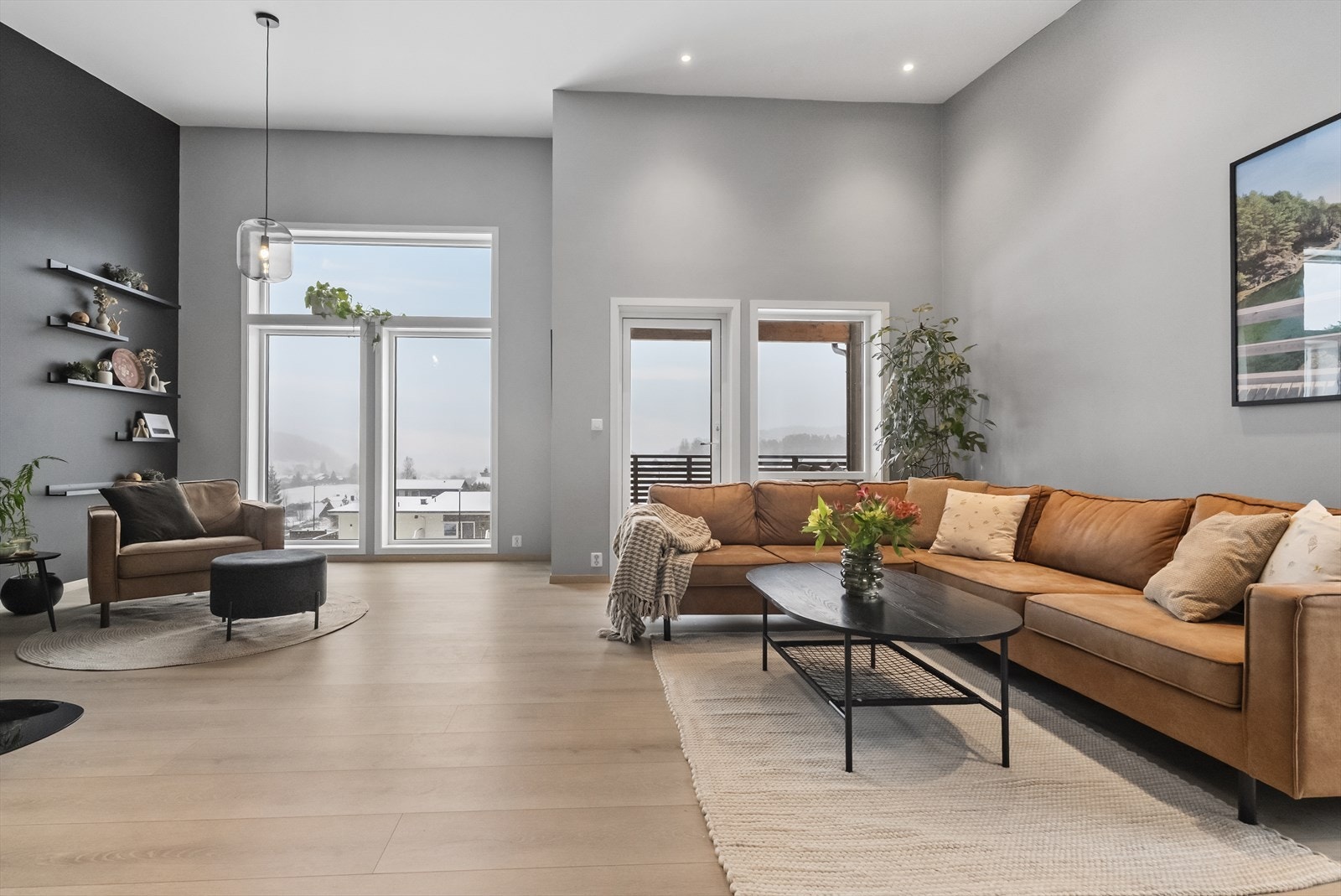 - En tiltalende og romslig tomannsbolig som blant annet kan by på hele 3 soverom, bad/vaskerom og parkering i carport - Galleribilde