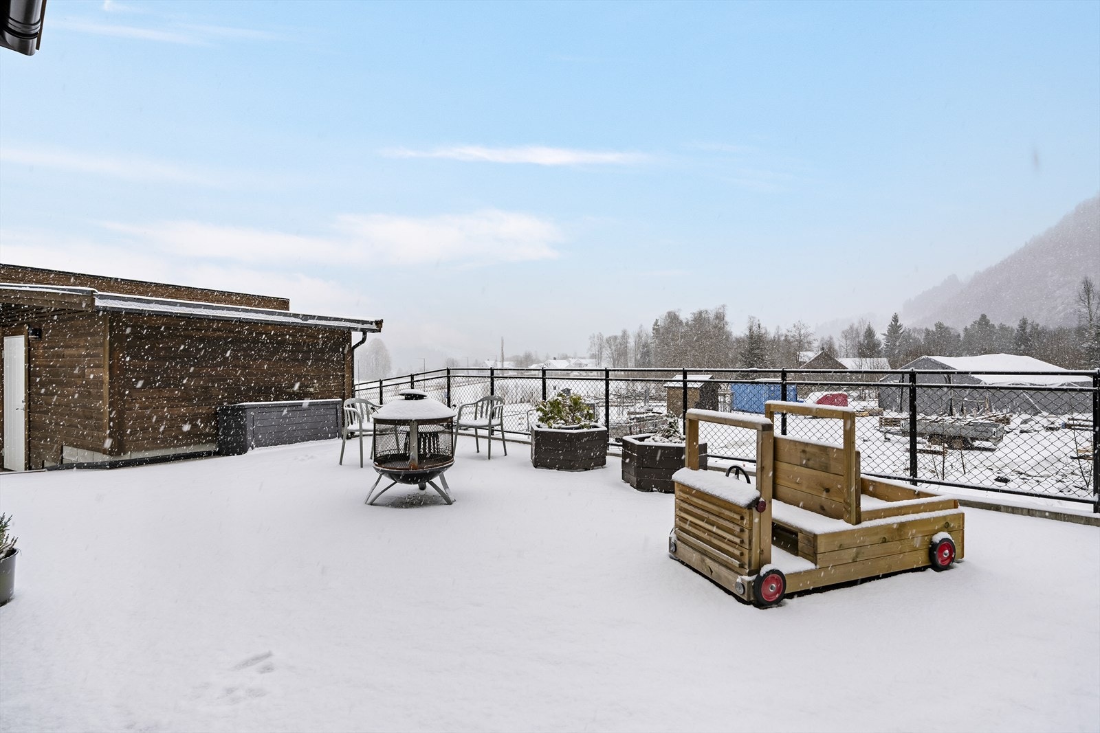 - Tunet har flere oppholdsplasser og rikelig med boltre plass for hele familien - Galleribilde