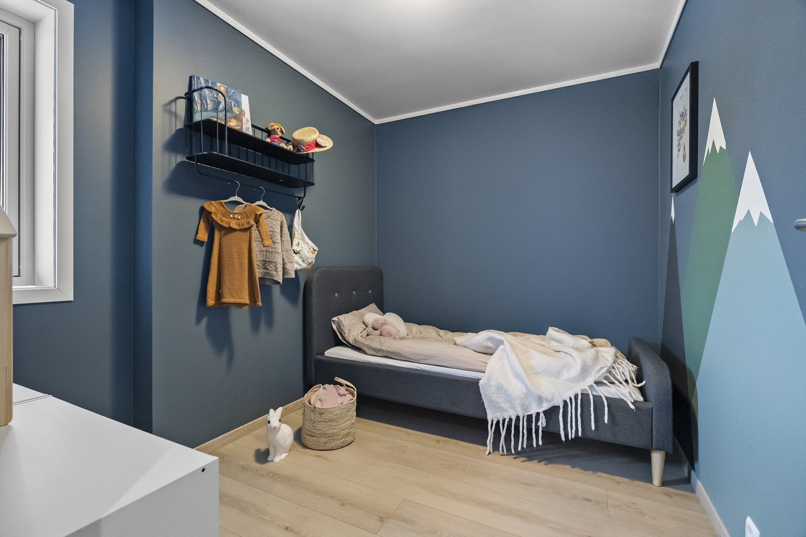 - Boligen har gjennomgående standard med laminatgulv og slette veggflater. De to minste soverommene er på ca 7m2- Galleribilde