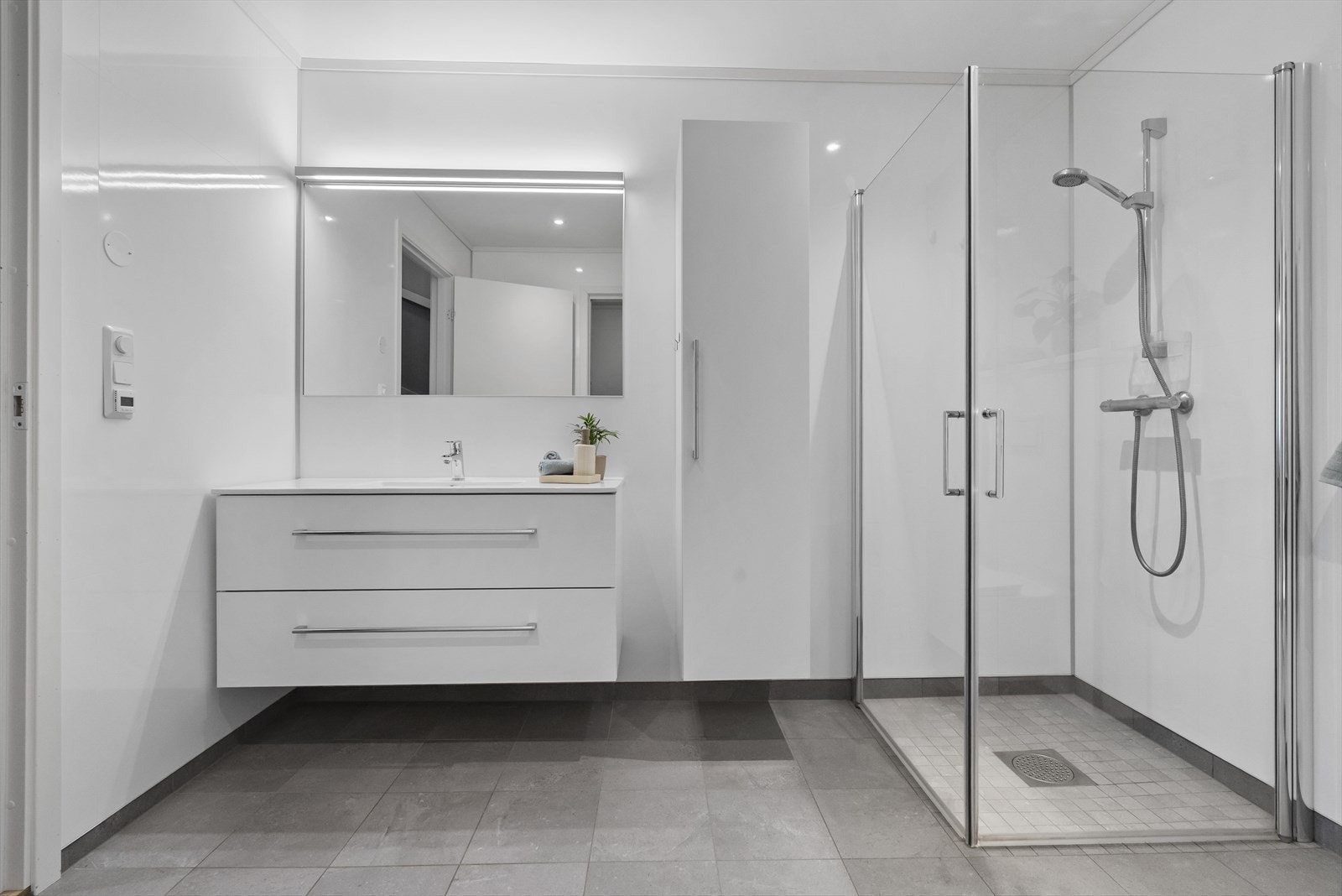 - Stilrent bad med innredning fra Linn bad og fliser på gulv - flotte detaljer og praktiske løsninger for hele familien - Galleribilde