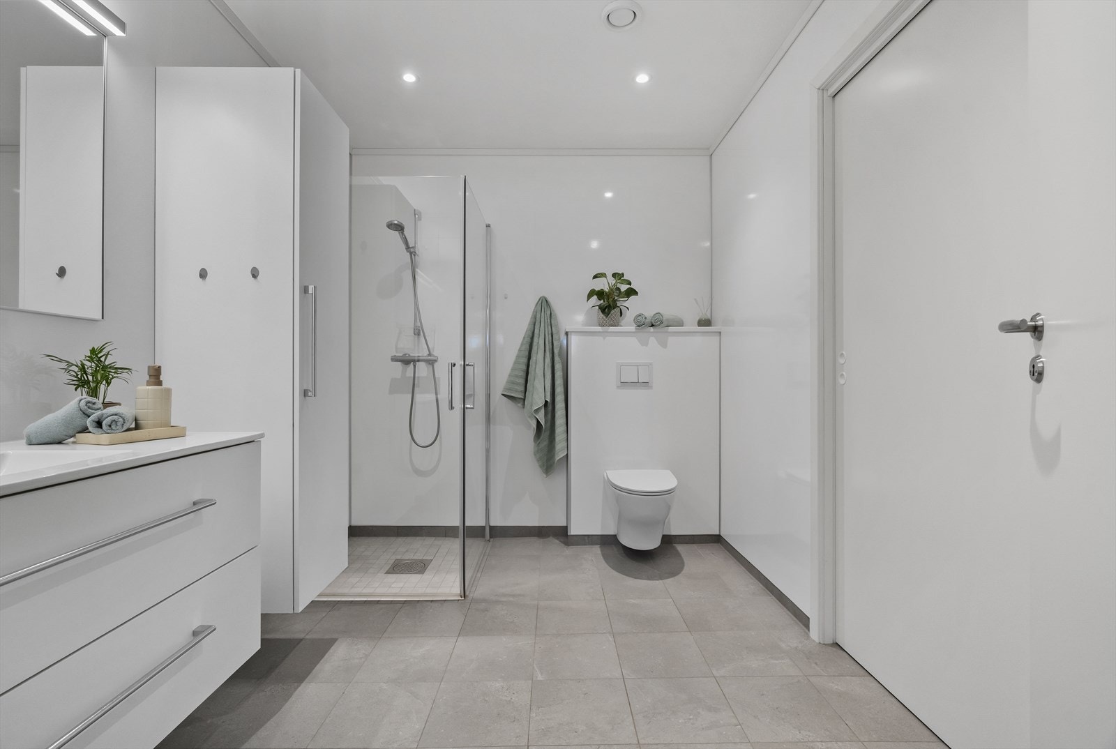 - Fra badet er det skyvedør inn til vaskerom - Galleribilde