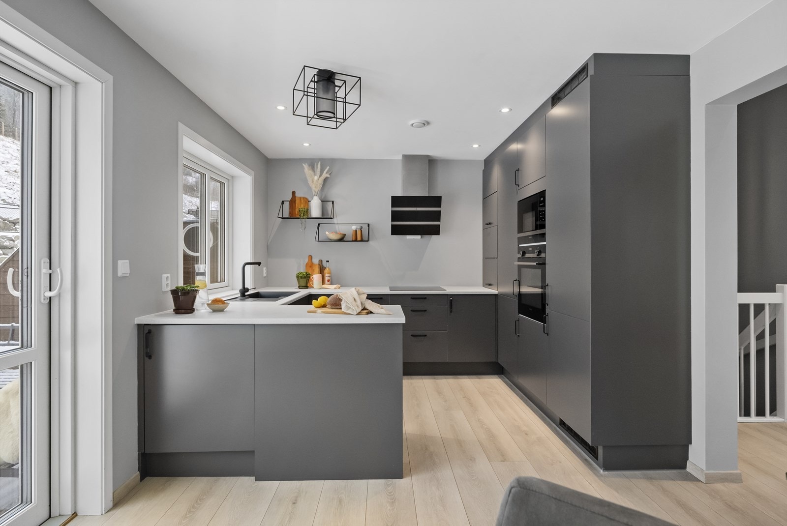 - Moderne Sigdal-kjøkken i elegant grått med smarte løsninger. Fra kjøkken er det utgang til terrasse på ca 18m² og hage - Galleribilde